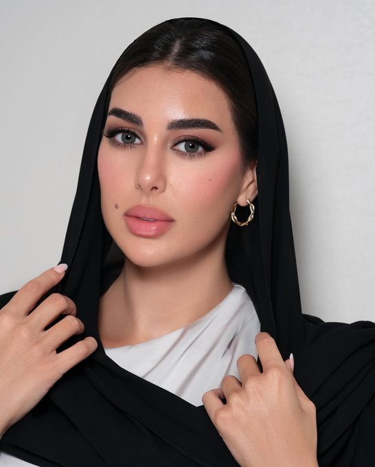 العدسات اللاصقة لم تعد مجرد تفصيل جمالي، بل أصبحت سرّ الجاذبية في إطلالات النجمات وأداة للتعبير عن الأسلوب والشخصية. اكتشفي كيف تحوّلت إلى توقيع جمالي راقٍ 