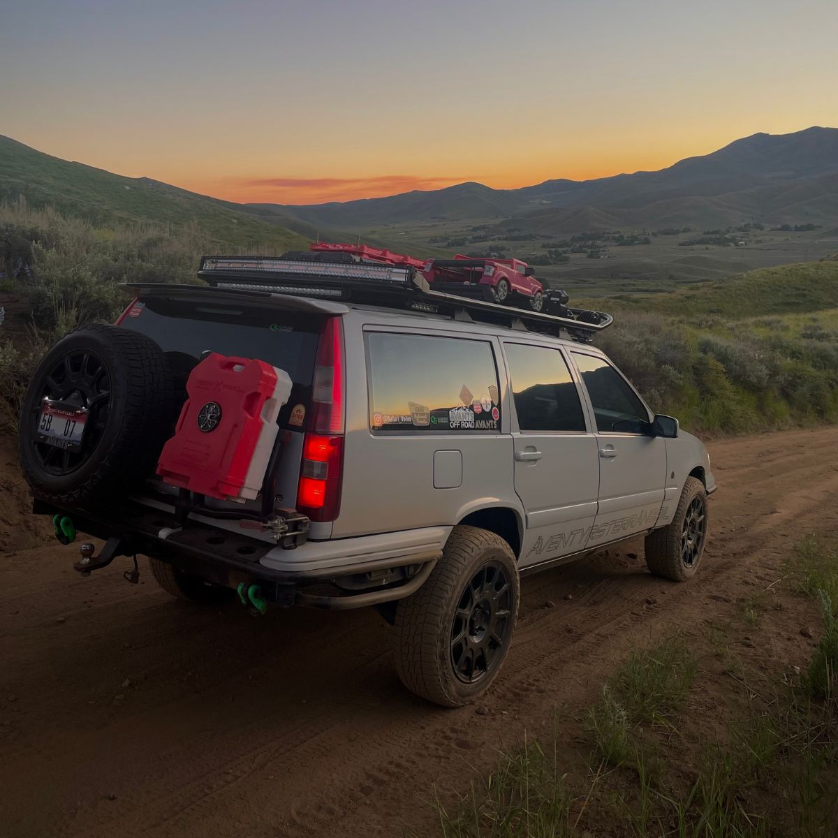 offroadium's tweet image. This turbocharged V70R proves that while everyone's building their tenth Tacoma, a lifted Volvo with a winch and custom armor is out there stealing the show at every trailhead. offroadium.com/lifted-volvo-v… #volvo #overland