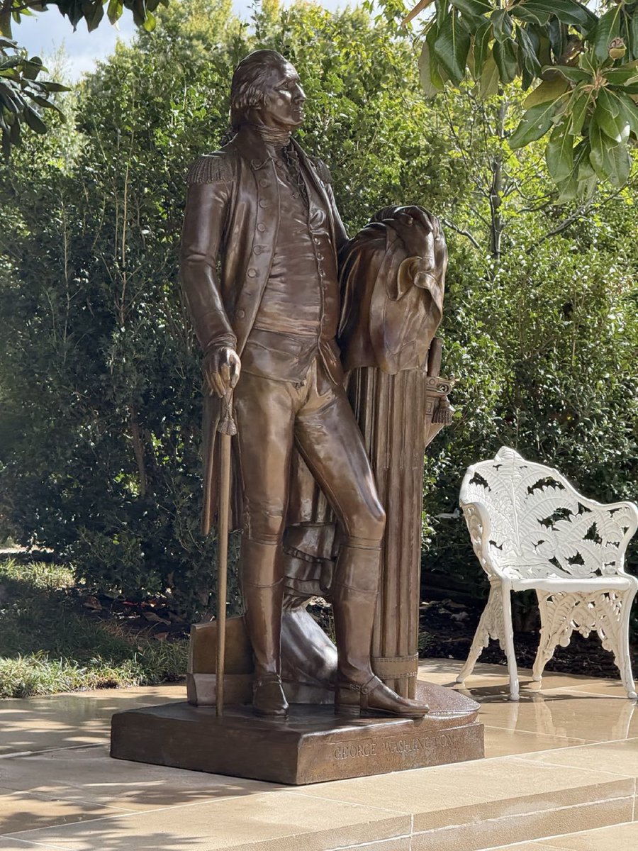 🚨 JUST IN: A new statue of George Washington was erected in the White House Rose Garden.

🇺🇸🇺🇸🇺🇸🇺🇸