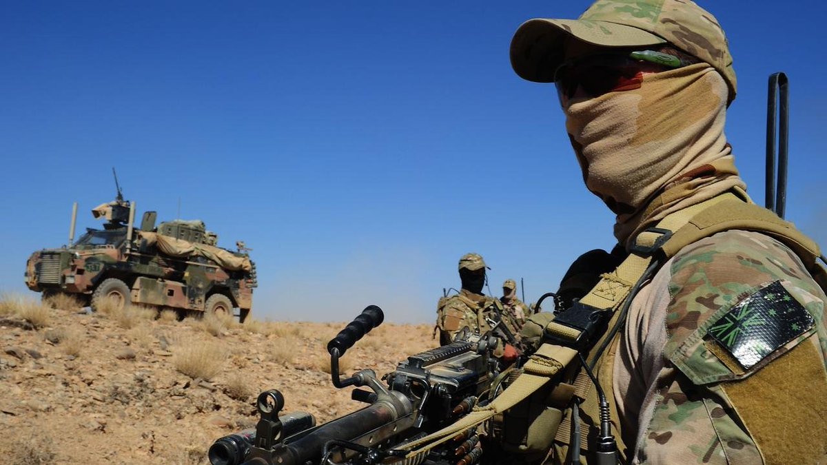 Defense785's tweet image. 🧵 Thread: Inside the Australian SAS — The Tip of the Spear 🇦🇺
#Australia #SAS #SpecialForces

1️⃣Formed in 1957, the Special Air Service Regiment (SASR) is Australia’s elite special operations force — modeled after the British SAS. Based at Campbell Barracks, Perth, it operates…