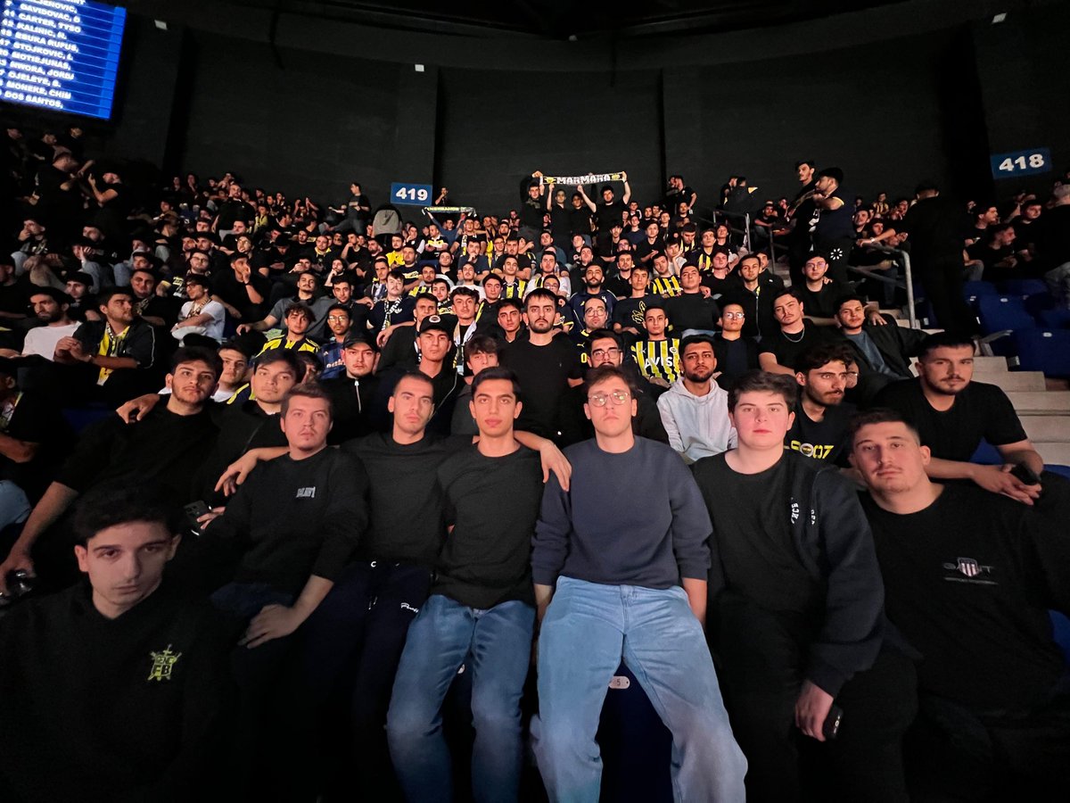 ON KİŞİ,YÜZ KİŞİ,YÜZ BİN KİŞİYİZ!

Fenerbahçe'mizi kızılyıldız karşısında yalnız bırakmadık.#UNIGFB