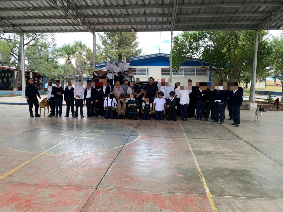 sspdgo's tweet image. #DurangoRenace Con proximidad social, imparten plática informativa de prevención y seguridad, a alumnos de la Secundaria Técnica # 37, en San Bernardo, Dgo., por elementos de la DMSP, quienes mostraron el funcionamiento del equipo táctico y la unidad de seguridad. #SSPDgo.
