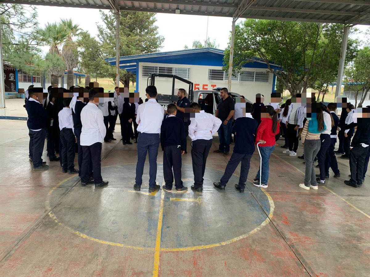 sspdgo's tweet image. #DurangoRenace Con proximidad social, imparten plática informativa de prevención y seguridad, a alumnos de la Secundaria Técnica # 37, en San Bernardo, Dgo., por elementos de la DMSP, quienes mostraron el funcionamiento del equipo táctico y la unidad de seguridad. #SSPDgo.