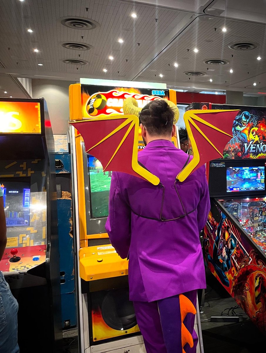 barcade's tweet photo. Scenes from our free (!) pop-up arcade at New York Comic Con! Stop by and see us!! We will be here all weekend!!! After party at our Chelsea location tonight? #Barcade #NYCC #NYCC2025 #NewYorkComicCon #Barcadepinball https://t.co/yeP1USmThq