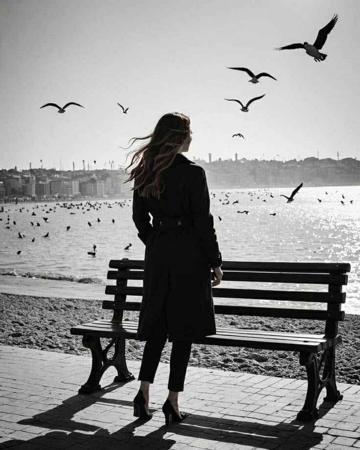 Sen sadece sana yazdıklarımı okudun..
Birde seni düşüne düşüne..
İçime atıp sessizce yüreğime yazdıklarımı…
Bir bilsen…
Kalbimin kuşları hep sana  göç ediyor…
Çünkü bildikleri en sıcak ülkedir senin yüreğin...
