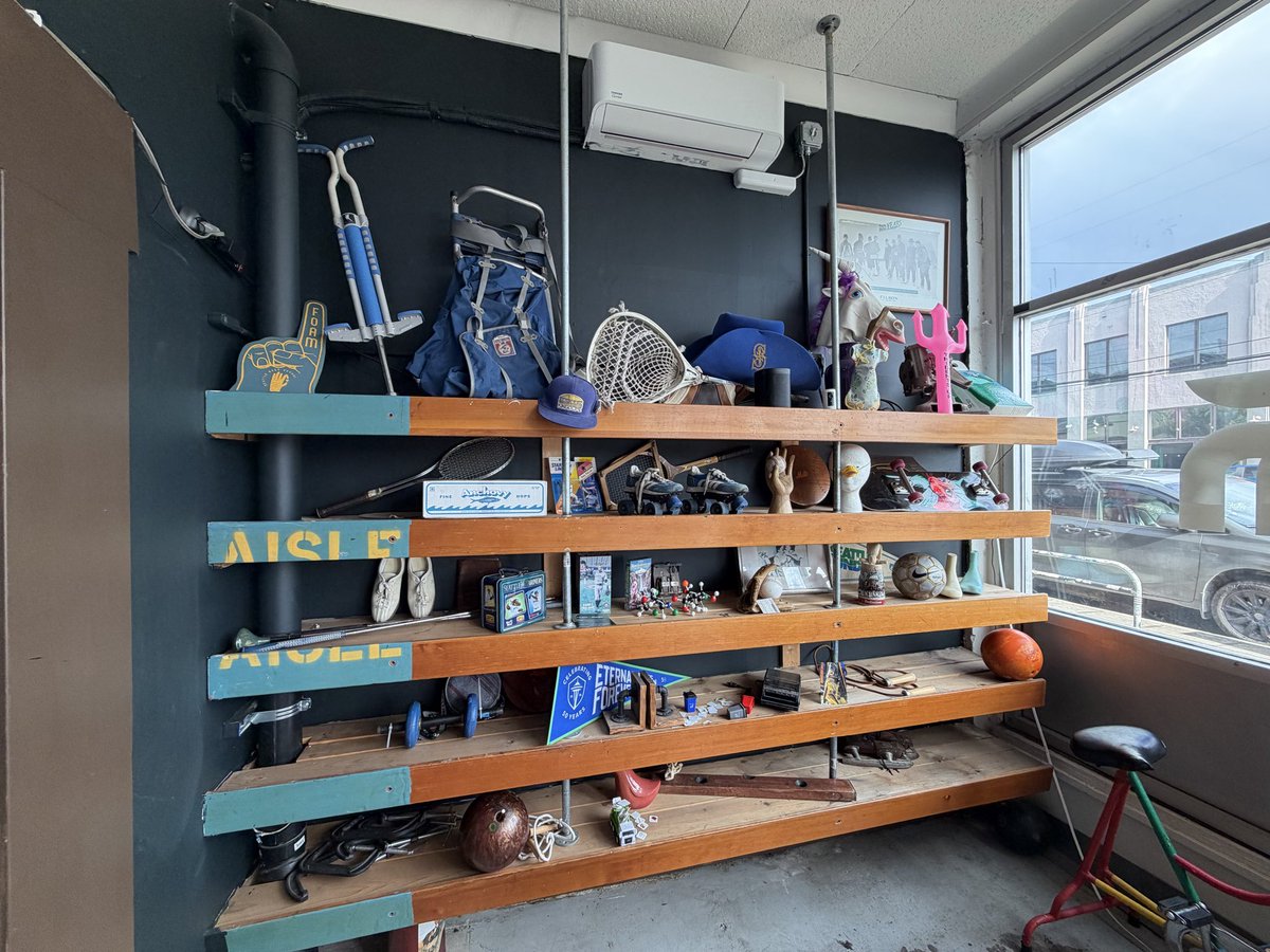 FightMass's tweet photo. scenes from outside t mobile and the coolest taproom i’ve ever been to #SeizeTheMoment #TridentsUp #WaitAndSEA https://t.co/RdrKSEexOj
