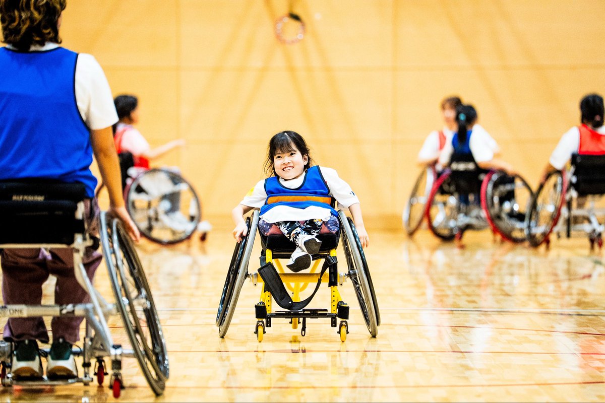 10月11日は #国際ガールズデー

<a href="/Jcamp_PR/">Ｊキャンプ広報</a>の車いすバスケットボールプログラムに参加する小学３年生の美月さんが “楽しくチャレンジ”する姿は、体育館から女の子の可能性が広がる瞬間を映し出しています🏀✨ 

記事はこちら⏩ playacademynaomi.com/ja/2025/10/10/…