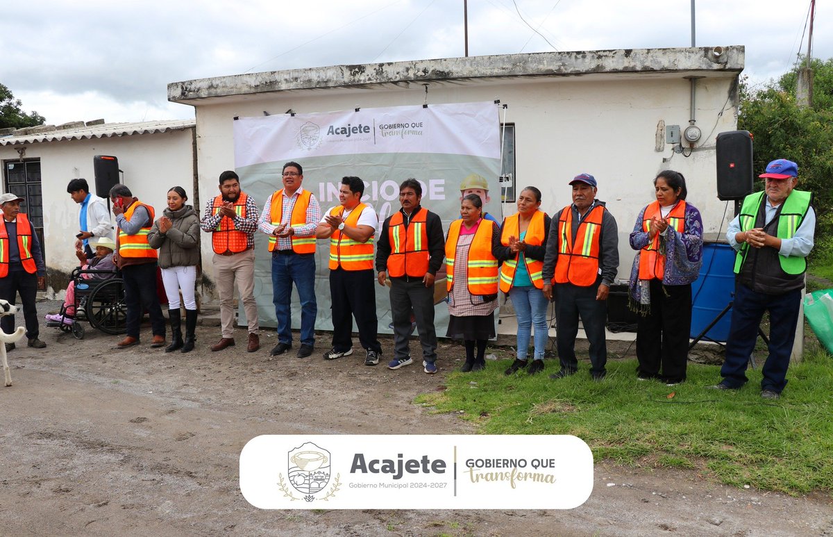HumanistaPue's tweet photo. 🚧 El gobierno municipal de #Acajete inició una obra integral de #pavimentación y #drenaje en #Apango.
✅ Mejora de servicios básicos y calidad de vida para la comunidad.
#CristianFloresFlores #ObrasQueTransforman 
➡️https://t.co/6QQCInV5p9 https://t.co/OZtRvBstZ9