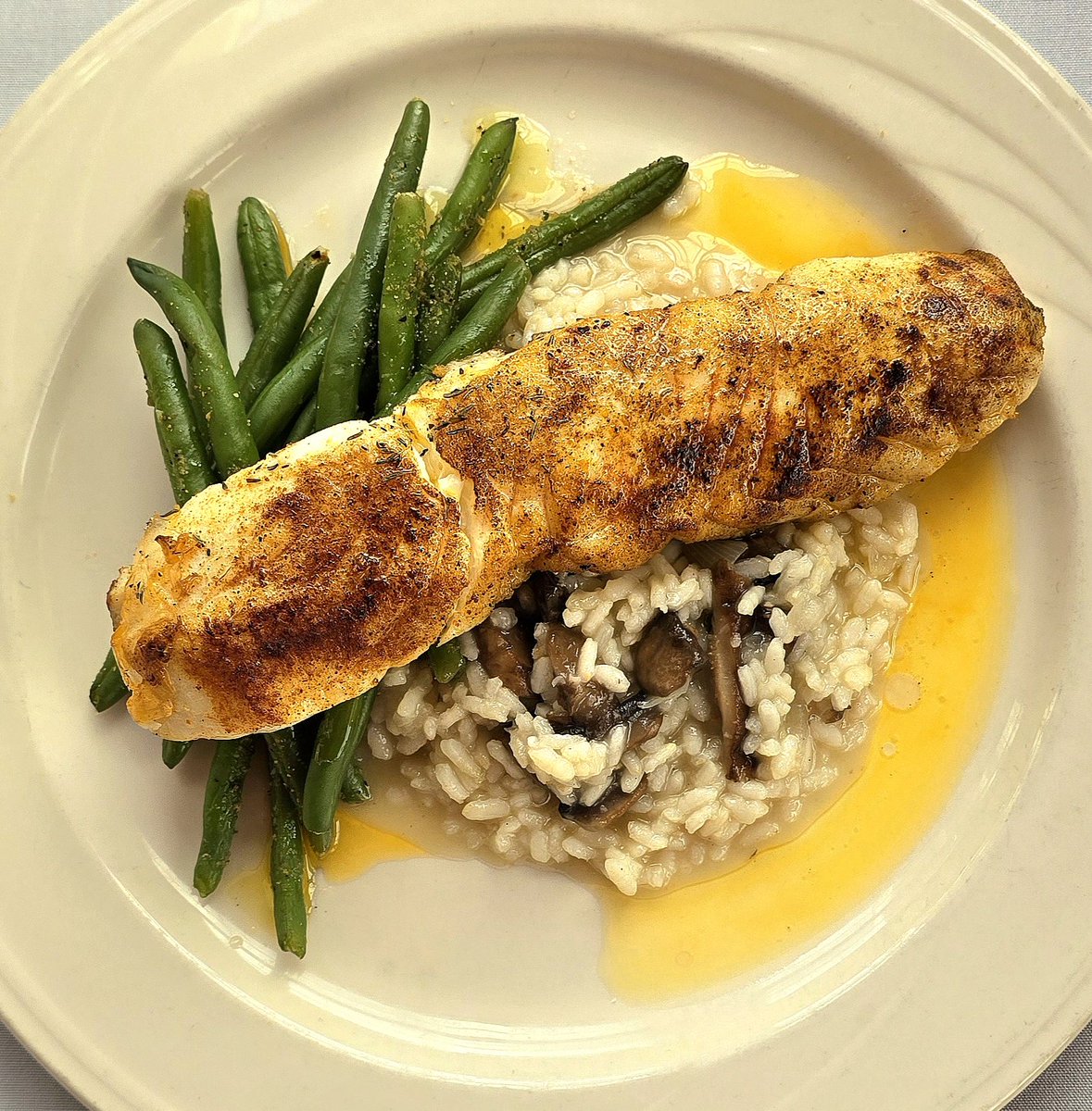 delaneytwining's tweet image. Specials for the week!
Halibut: Pan roasted, topped with with a rosemary-thyme brown butter, served with mushroom risotto and green beans
Scallops: Pan roasted, topped with garlic aoili, served with a vegetable sautéed
#wine #happyhour #finedining #Halibut #scallops