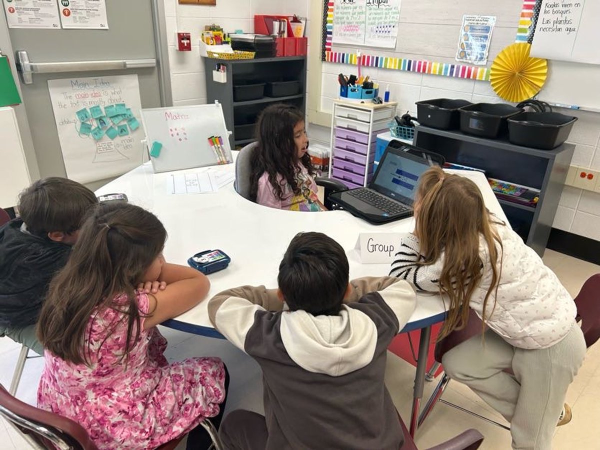 HT_Hawks's tweet image. 🇲🇽🇭🇳 Flags, friends, and fun! 😃 Mrs. Suh&apos;s 2nd grade students shared their heritage through colors and stories with Mrs. Wirth&apos;s students. #d15rocks #hilltop #learningtogether