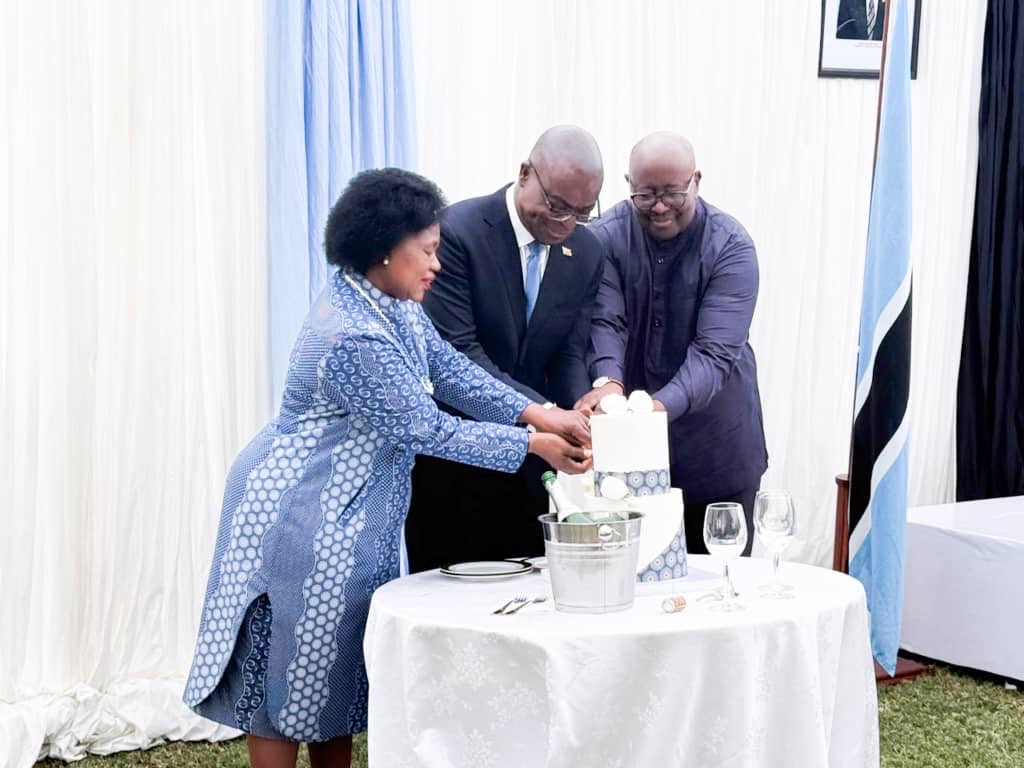 🇿🇼🤝🇧🇼
Today, Zimbabwe joined the people and Government of Botswana in celebrating the 59th Anniversary of Botswana’s Independence.

At an event hosted by the Embassy of the Republic of Botswana in Zimbabwe, Hon. Prof. dr. Amon Murwira, conveyed heartfelt congratulations to