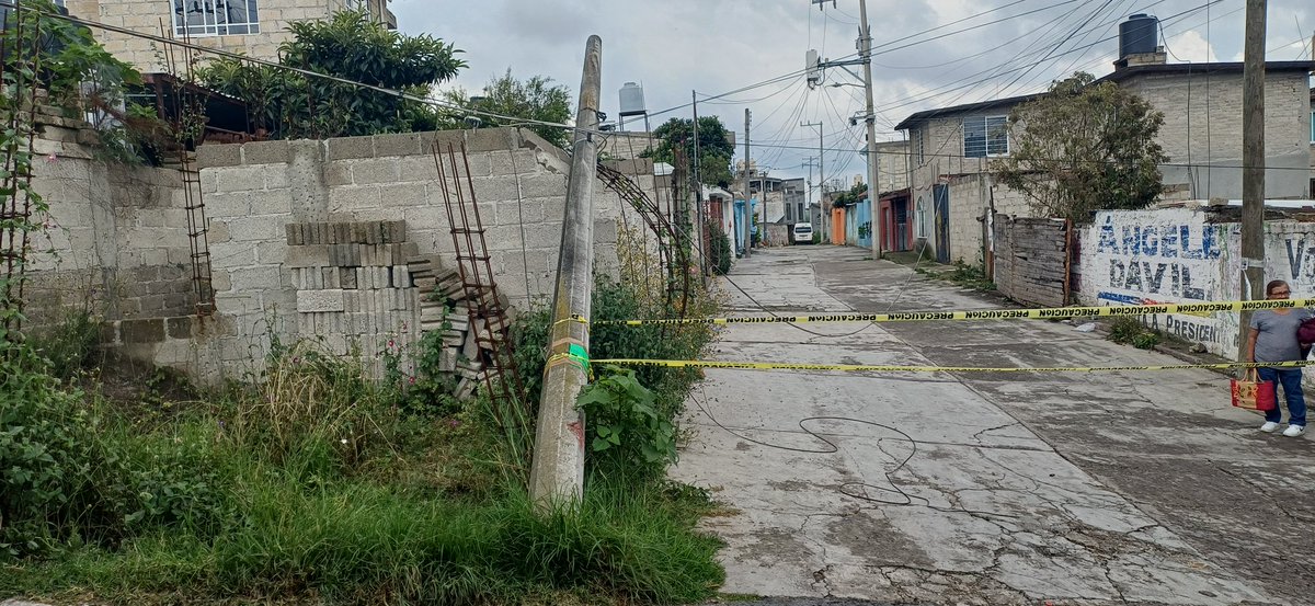 vt_kitsun's tweet photo. @Profeco El día de hoy se callo un poste asqueroso por @Megacable, dañando la estructura de una construcción que estamos levantando, ya nos tratamos de comunicarnos con ellos y no nos quieren atender por qué no somos clientes, y no se quieren hacer responsables por los daños. https://t.co/wbkBGFnyGZ