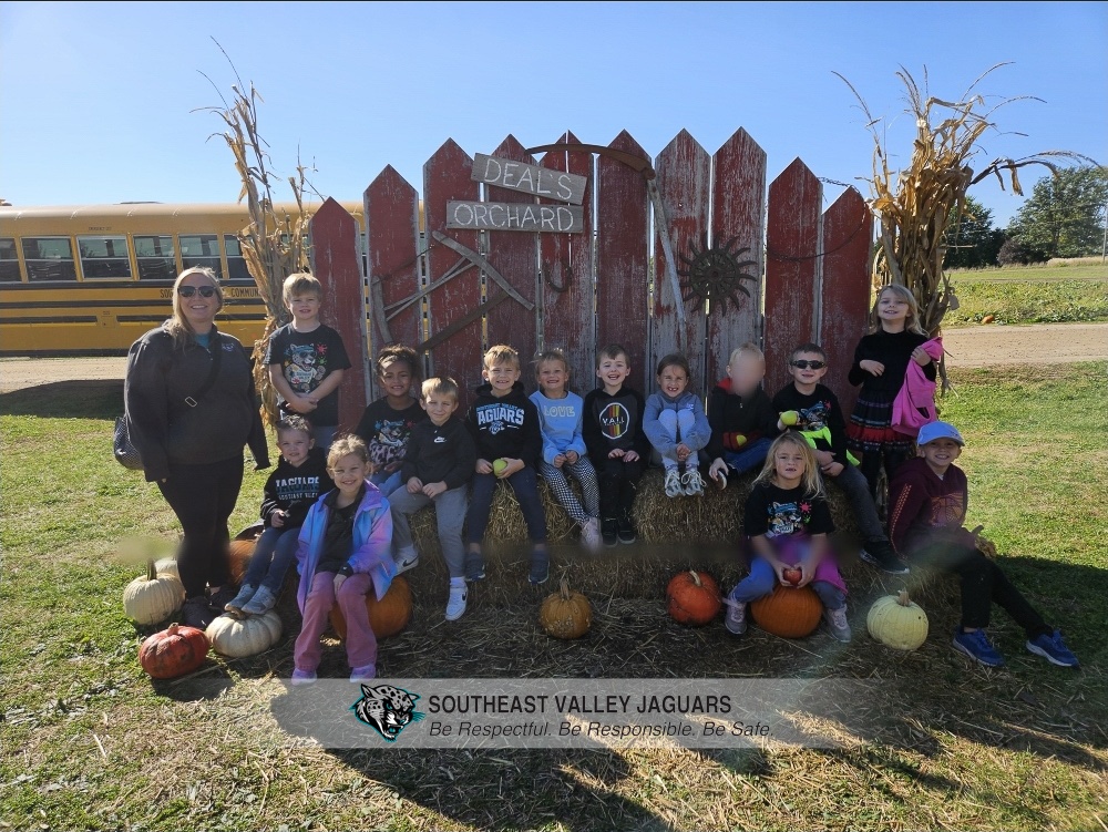 SVJags's tweet image. 🍎🎃 SV TK &amp;amp; Kindergarten from Farnhamville Elementary had a fun fall trip to Deal’s Orchard! Students toured the orchard, took a hayride, picked apples, played in Apple Acres &amp;amp; took home a pumpkin! 🍏🍂 #SVPride #FallFun