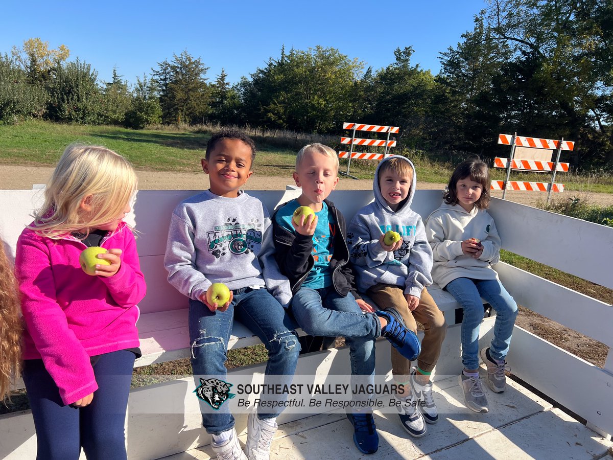 SVJags's tweet image. 🍎🎃 SV TK &amp;amp; Kindergarten from Farnhamville Elementary had a fun fall trip to Deal’s Orchard! Students toured the orchard, took a hayride, picked apples, played in Apple Acres &amp;amp; took home a pumpkin! 🍏🍂 #SVPride #FallFun