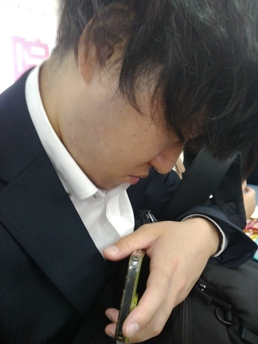 2daimeP's tweet photo. めんどくせぇ野郎
こいつ本体も荷物まで
こっちにもたれかかってくるな💢
起きてろバカ！！ https://t.co/2CZx4e0uRa