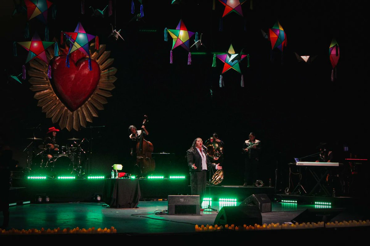 Teatro de la Ciudad Esperanza Iris resonó en un grito sororo al finalizar la gira musical de Vivir Quintana “Fuimos Todas Tour 2025”, quien estrenó su álbum “Cosas que sorprenden de la audiencia”.

👉 somoselmedio.com/vivir-el-corri…

Texto por Brigette Reyes Cruz / Fotografías por