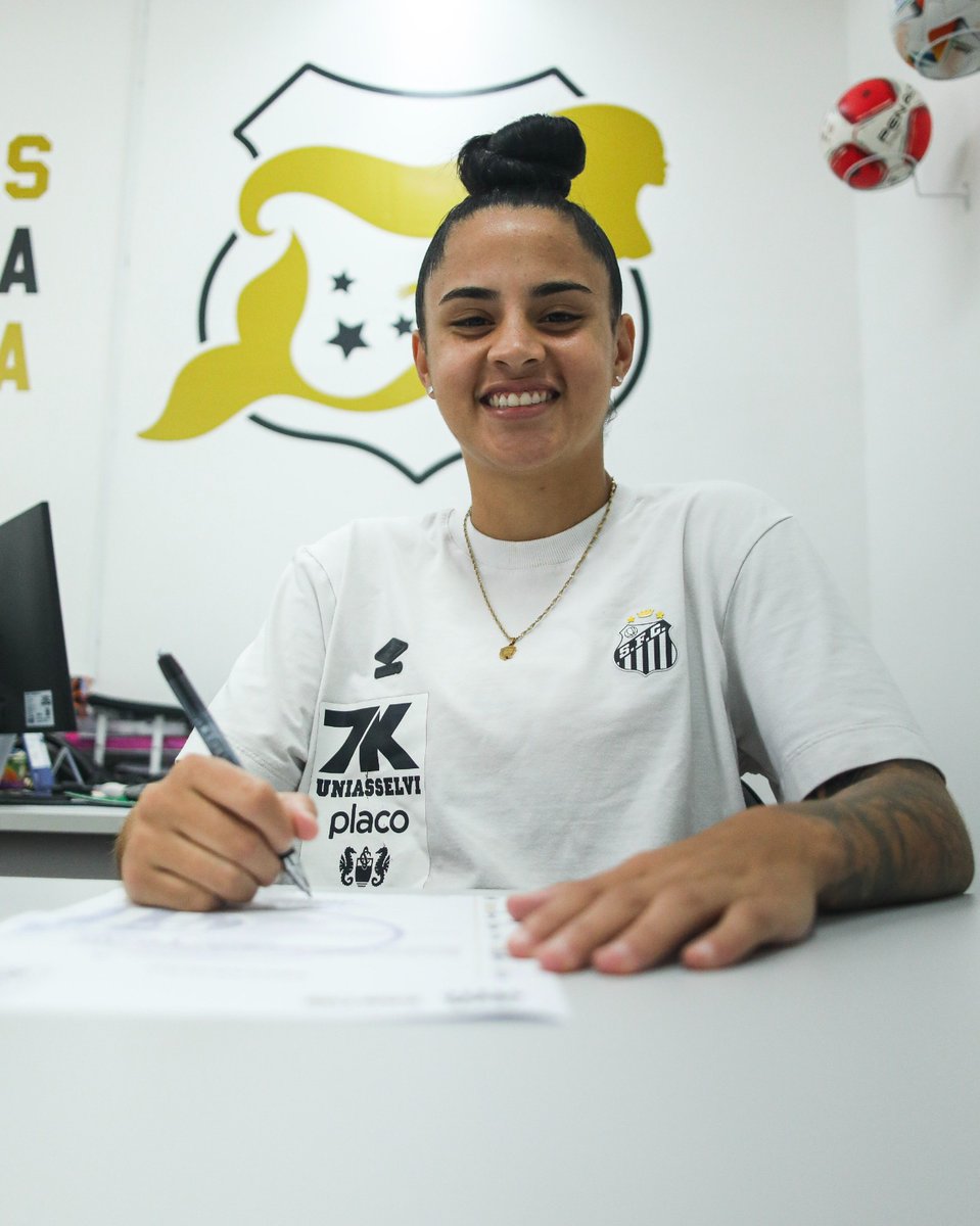 ATÉ 2027! ✍️

A atacante Analuyza renovou seu vínculo com as #SereiasDaVila. Revelada pela categoria de base do Santos em 2020, ela retornou para o profissional no início da temporada. Das 24 partidas do ano, atuou em 22, sendo uma das atletas mais regulares de 2025.

Seguimos!🤍