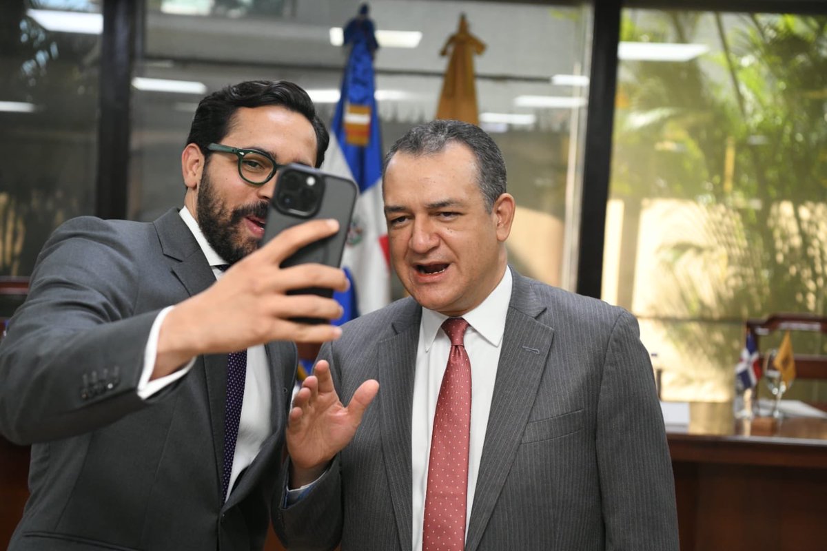 La democracia también se construye con ideas y con palabras. 

Agradezco a las JCE y al IESPEC por este reconocimiento en el Concurso Nacional de Ensayo “Democracia e Identidad”. 

Mi trabajo, “La influencia lingüística en los procesos democráticos: la lengua como instrumento de