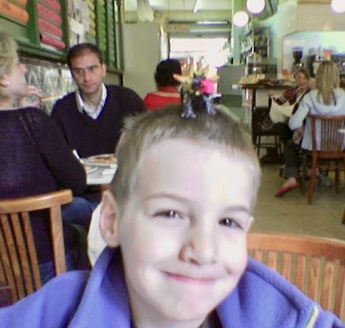 AMB ULLS D’INFANT. 
Una tarda de passeig pel Gòtic i la Ribera. M’agrada portar-hi els meus fills al barri on vaig créixer. Cada racó guarda una història que vull explicar-los: aquest és el cole de la mama quan era petita; en aquesta pastisseria fan les merengues de maduixa més