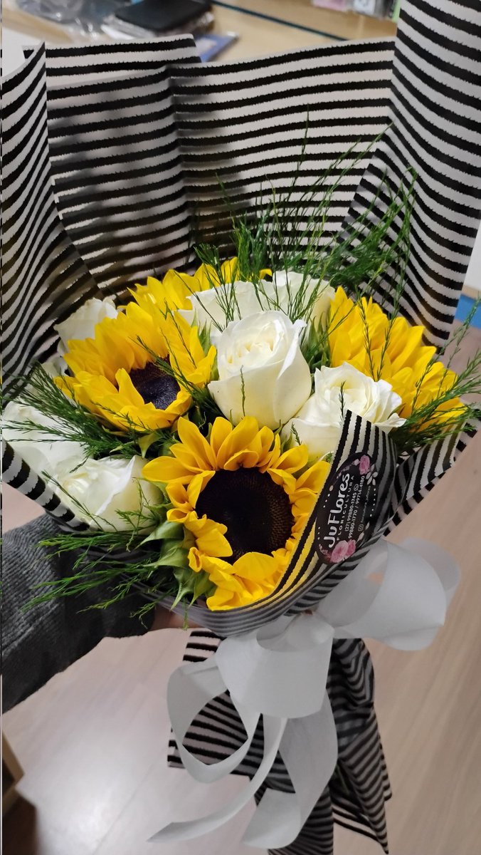 O Enzo veio no meu trabalho e me entregou um buquê, quando perguntei pq ele disse q não precisava de um motivo pra me dar flores
Amo dms esse homem💕🌻
