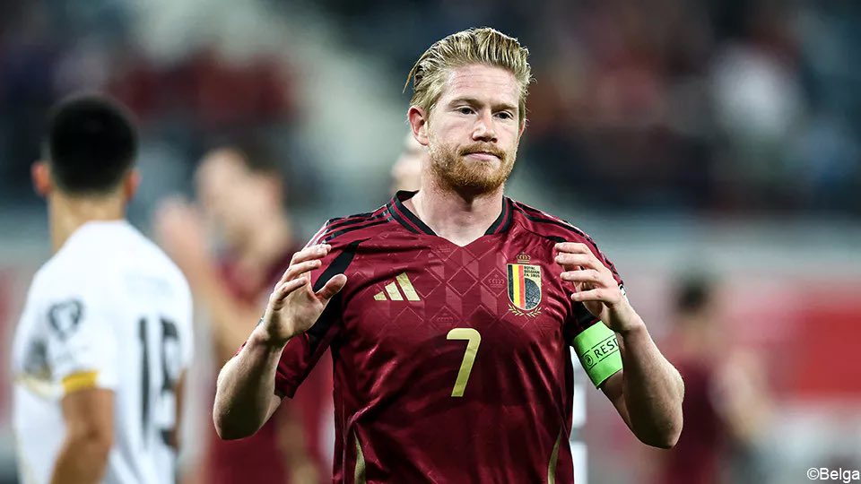 rscaupdate's tweet photo. 🎙️ Hoe kunnen sommige supporters hun vrijdagavond opofferen om naar Vanaken, Castagne, Meunier en een geregeerde De Bruyne te kijken? #rsca #BELMAC https://t.co/Hq1xNbtDju