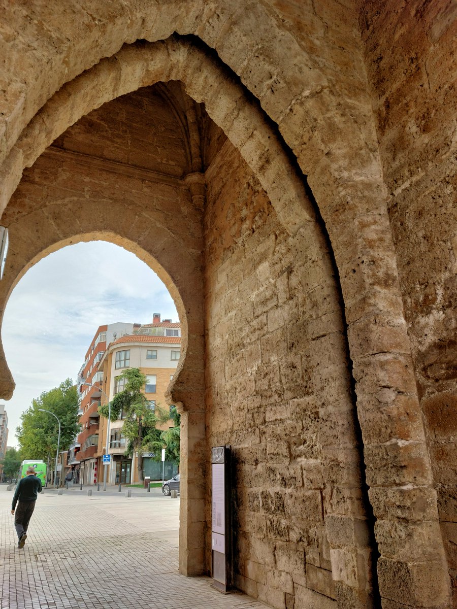 Puerta de Toledo, Ciudad Real, construida en el s. XIII. Es la única puerta que se conserva de la muralla medieval. Presenta seis arcos, tres por cara: los exteriores son ojivales sobre medias columnas adosadas, los intermedios de herradura y los interiores apuntados. Estos