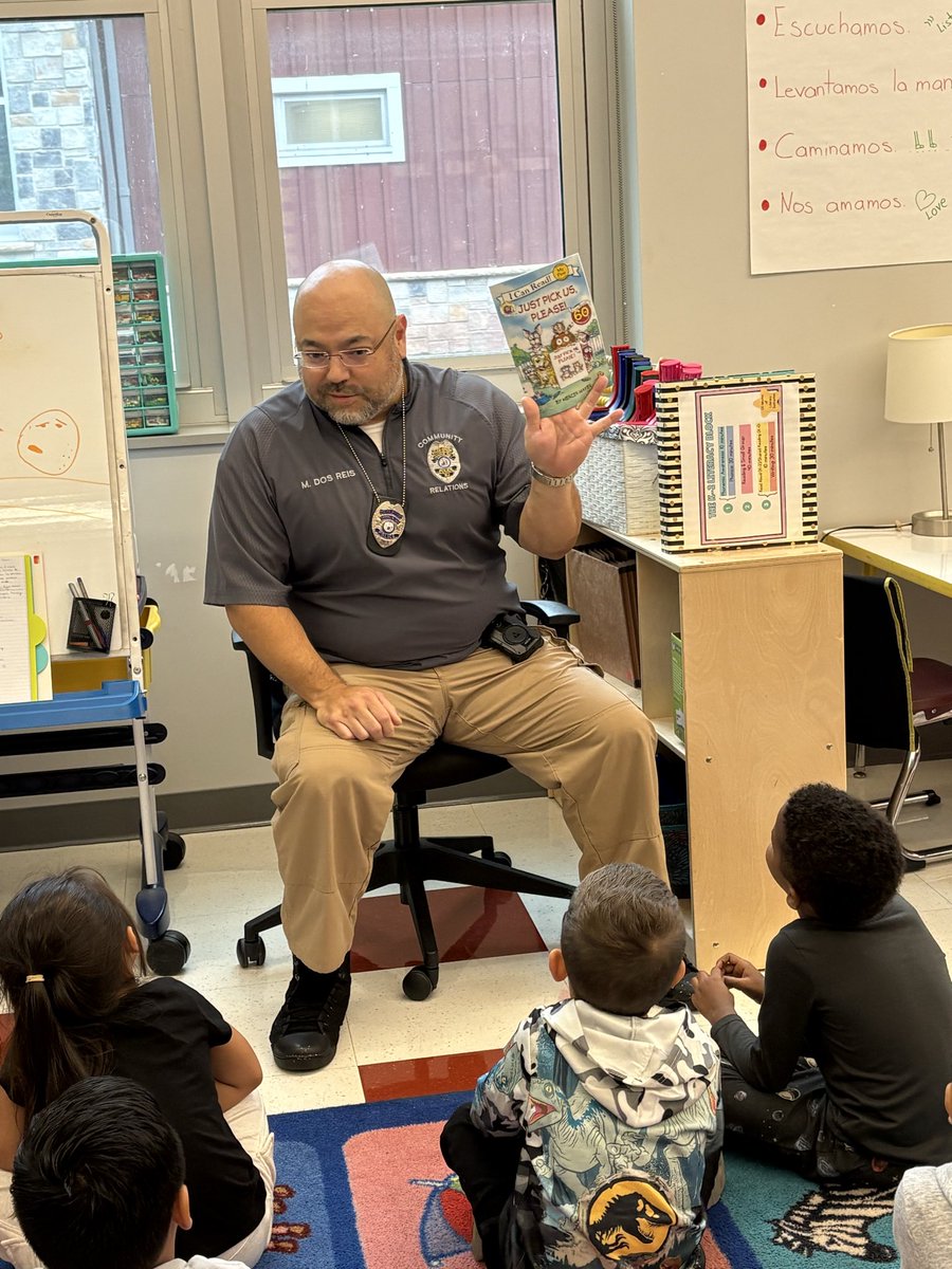 LFriedman_FTPS's tweet photo. Claremont's first visit from our PACER Officers this school year was a huge success! Welcome back! https://t.co/wcDfvNIuok