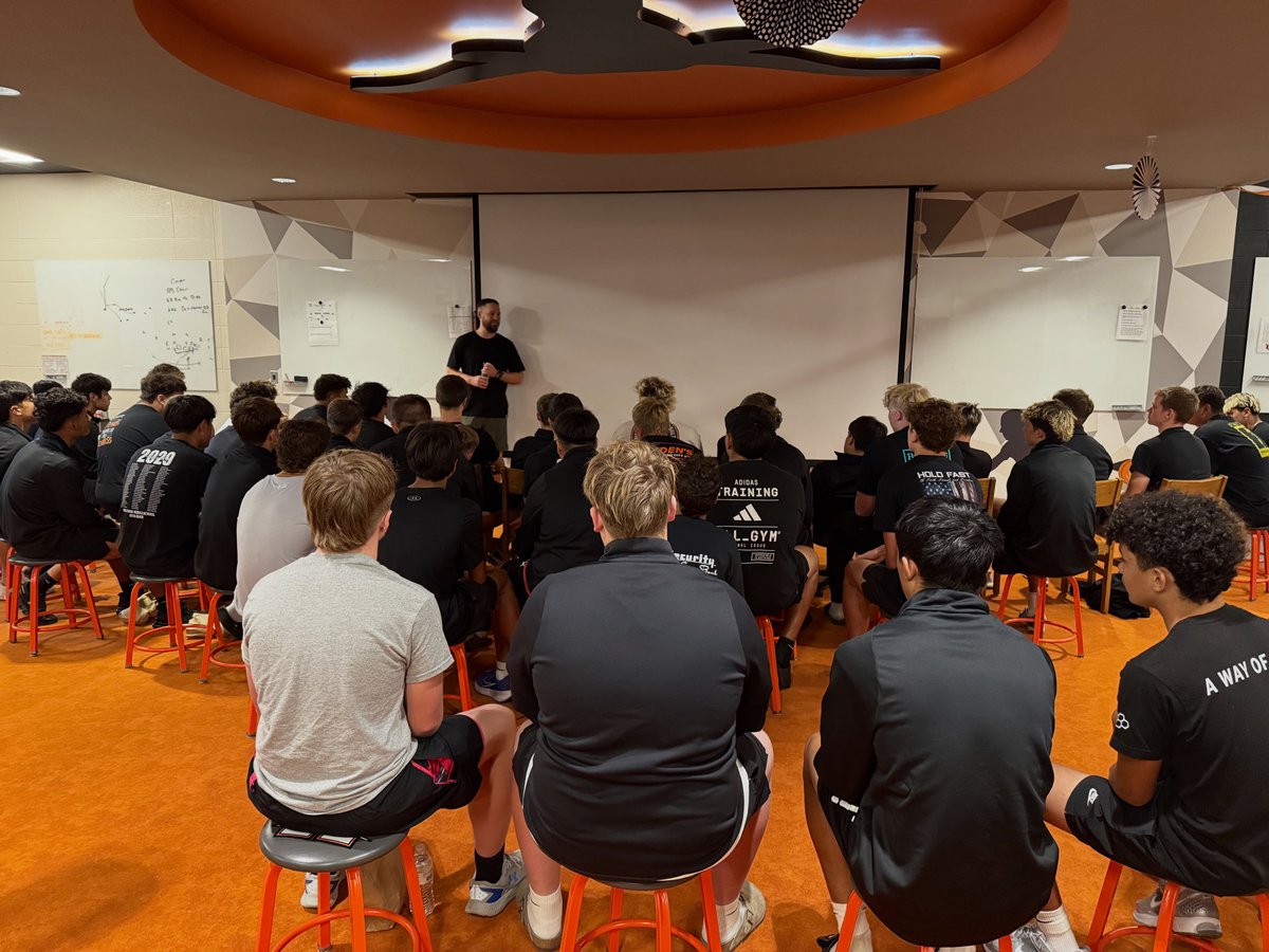 Holcomb football alumni legend “The Heath Tucker” was in flesh this afternoon to give our kids a speech! 

Really neat to have former players that come back in our locker room to provide a big time message! 

Always enjoy exchanging stories! Thanks for coming in Heath! 🤘🏻