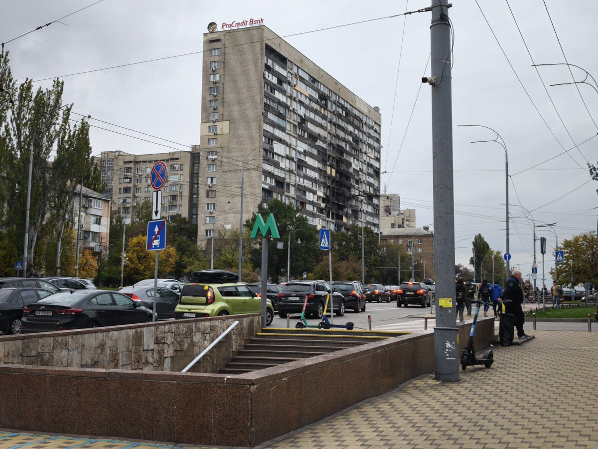 Azety's tweet image. Quelques photos des dégâts de l'attaque russe sur #Kiev #Kyiv de la nuit du 09 au 10 octobre 2025, dans le quartier Pechersk.