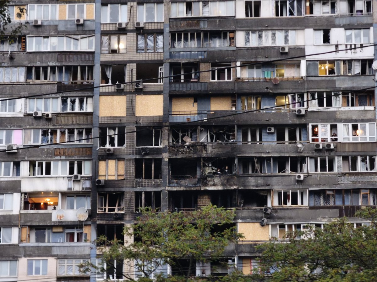 Azety's tweet image. Quelques photos des dégâts de l'attaque russe sur #Kiev #Kyiv de la nuit du 09 au 10 octobre 2025, dans le quartier Pechersk.