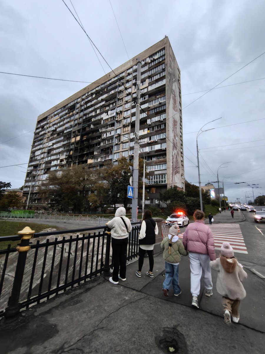 Azety's tweet image. Quelques photos des dégâts de l'attaque russe sur #Kiev #Kyiv de la nuit du 09 au 10 octobre 2025, dans le quartier Pechersk.