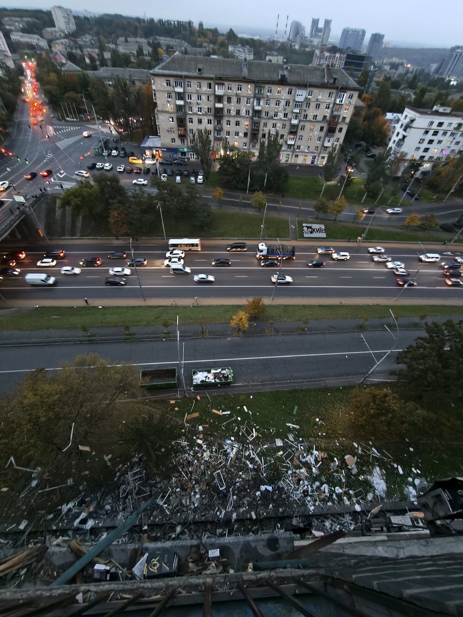 Azety's tweet image. Quelques photos des dégâts de l'attaque russe sur #Kiev #Kyiv de la nuit du 09 au 10 octobre 2025, dans le quartier Pechersk.