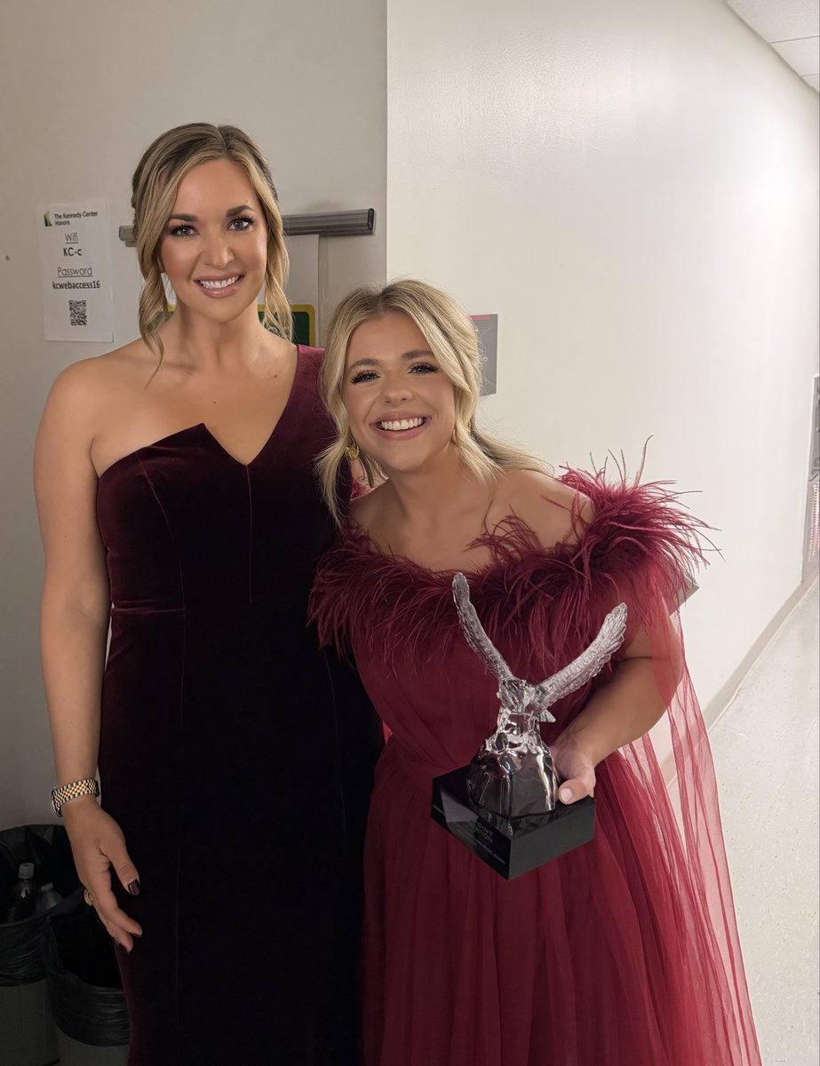 KatiePavlich's tweet image. Thank you @NestpointFDN for a wonderful night at @kencen honoring and celebrating American Exceptionalism. It was a privilege to present @Annewilsonmusic with the American Exceptionalism in the Arts and Music Award 🎶🇺🇸