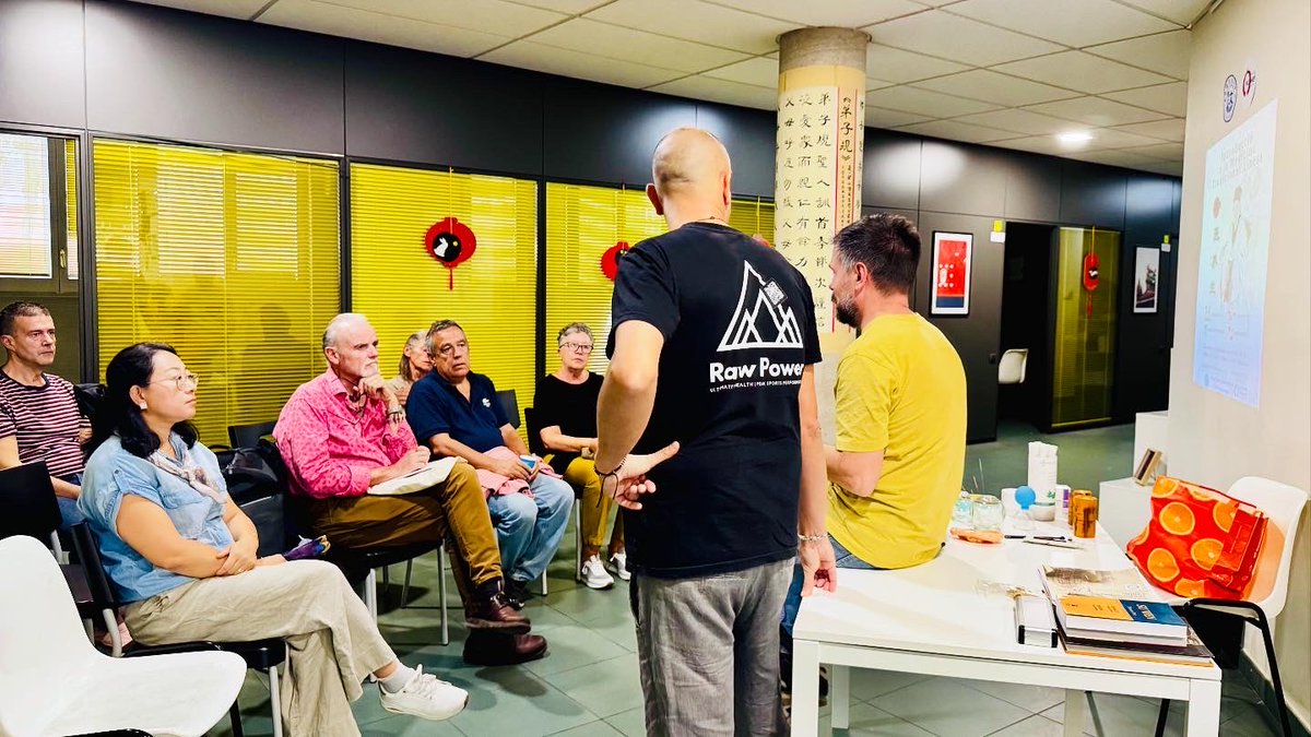 Una xerrada sobre la medicina tradicional xinesa. Estem molt agraïts a David i Carles del centre Wuwei, que han explicat les teories i els principis de la medicina tradicional, I fins i tots han fet una demostració de diferents tècniques terapèutiques.