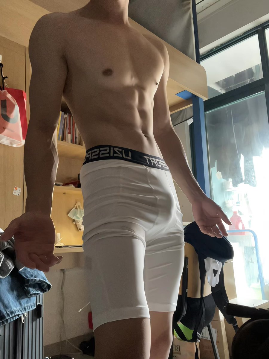 Muirssssssss's tweet photo. 拍个照室友一直盯着我看 https://t.co/mvjVPC3xJw