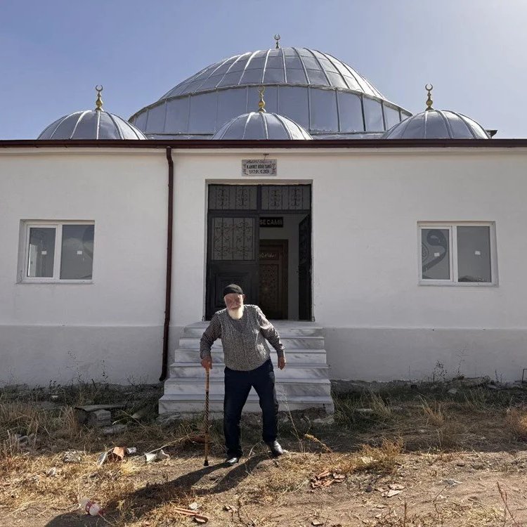 bosunatiklama's tweet image. Aksaray'da 91 yaşındaki Ahmet Köse, çocukları köye dönmek istemediği için miras bırakacağı arazileri satıp 5 milyon TL'ye cami yaptırdı.
"'Gelin yanımda durun, malım sizin' dedim gelmediler. Ben öldükten sonra çocuklarım arsaları satacaktı, sağlığımda ben sattım."