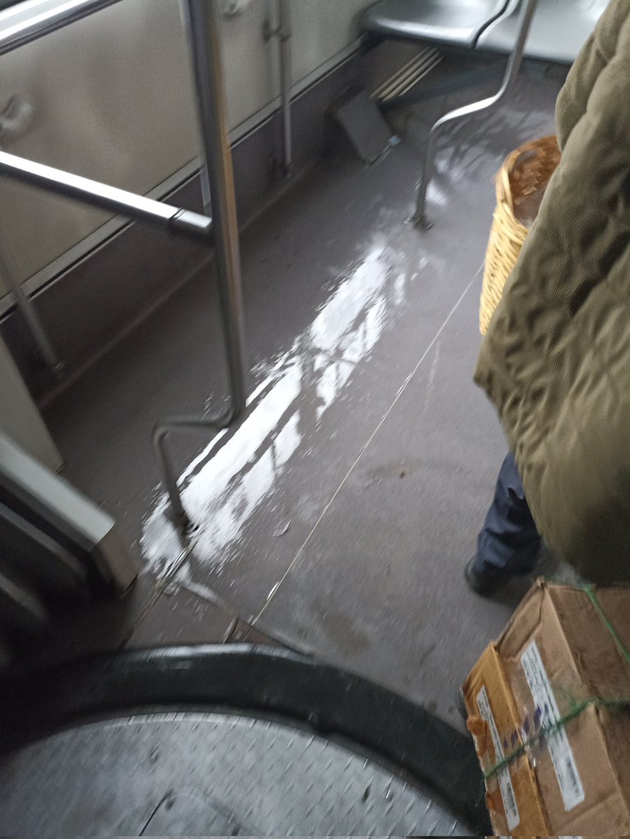 CHUKK3065's tweet photo. @MetrobusCDMX La unidad CISA 1019 que circula en línea 1 tiene filtraciones en las dos secciones mixtas, las filtraciones son desde las ventilas y la última articulación https://t.co/QgI5HUoEcg