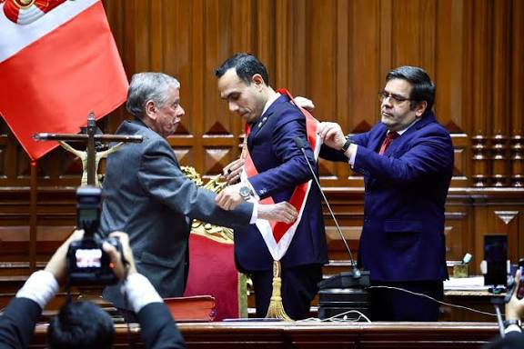 JackieDavina's tweet image. José Jerí asume Presidencia interina de Perú tras destitución de Dina Boluarte
Según la Constitución, asume el Vicepresidente, sin embargo, el cargo no estaba ocupado, por lo que asumió el Presidente del Congreso.

#ChavezInvicto13Años 
#ChavezporSiempre 
#NavidadEnPaz…