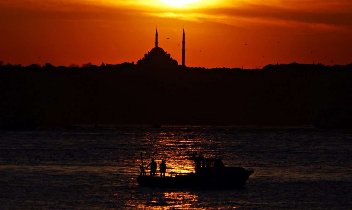 Giydirdim kuşattım verdim tellala
Satılmadı gene buldu dert beni