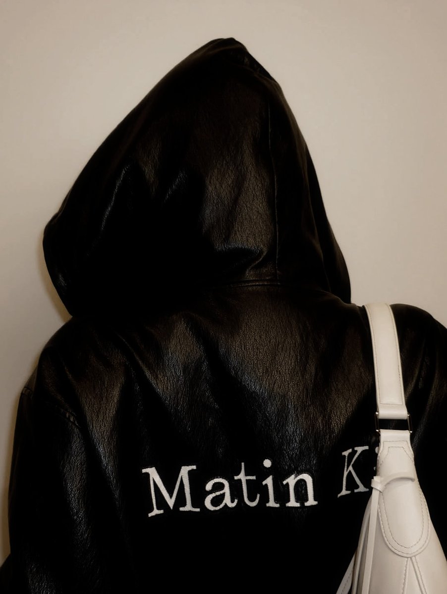 오늘의 TMI: 이 가죽 자켓은 나를 더 자신 있게 만들어줘.