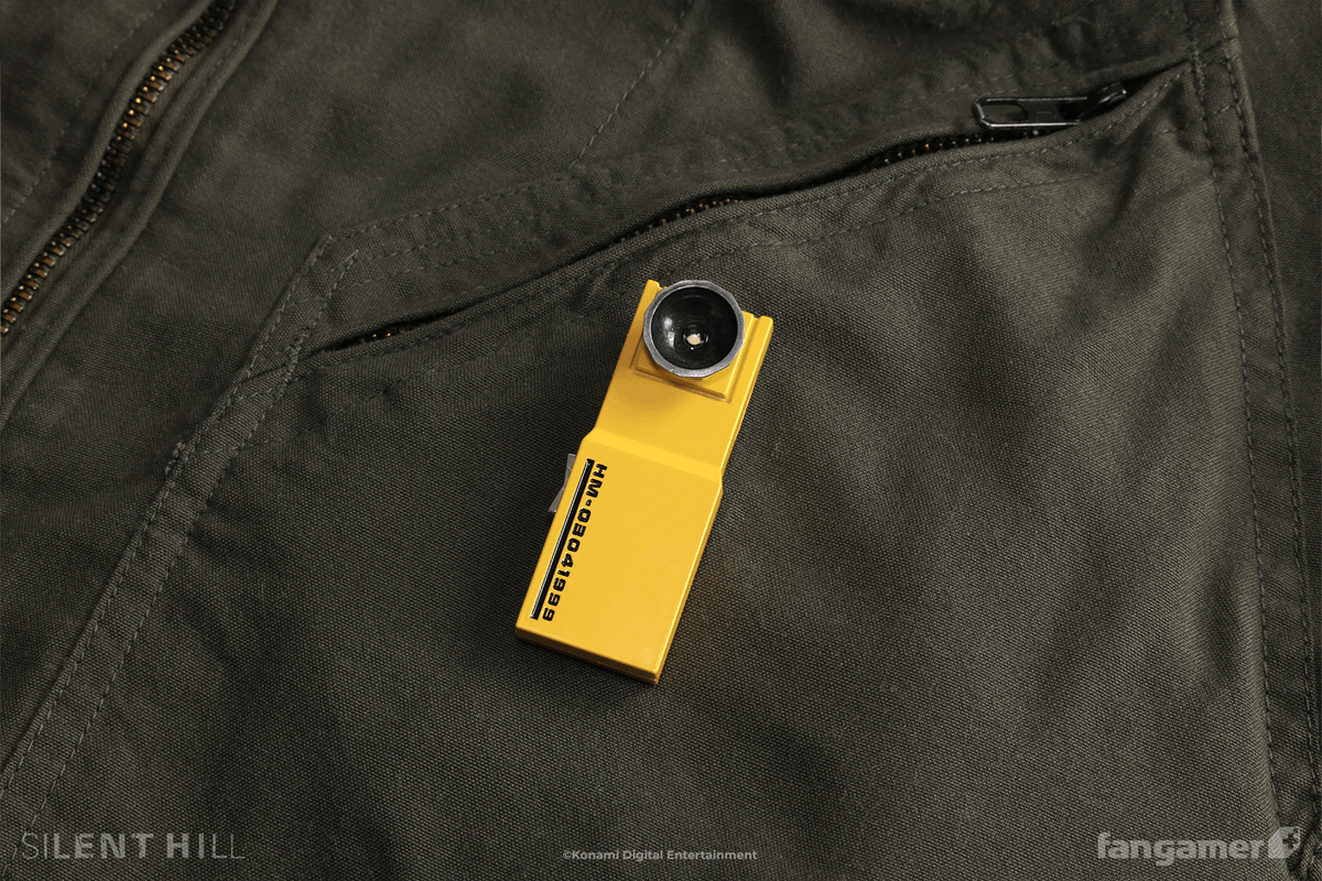 Fangamer's tweet photo. The Harry's Flashlight LED Pin, new in our official SILENT HILL collection.

Designed to look great spinning around on your inventory screen or hanging from your bag or jacket: https://t.co/vHEWNWPrTC https://t.co/O7VIhwFBmf