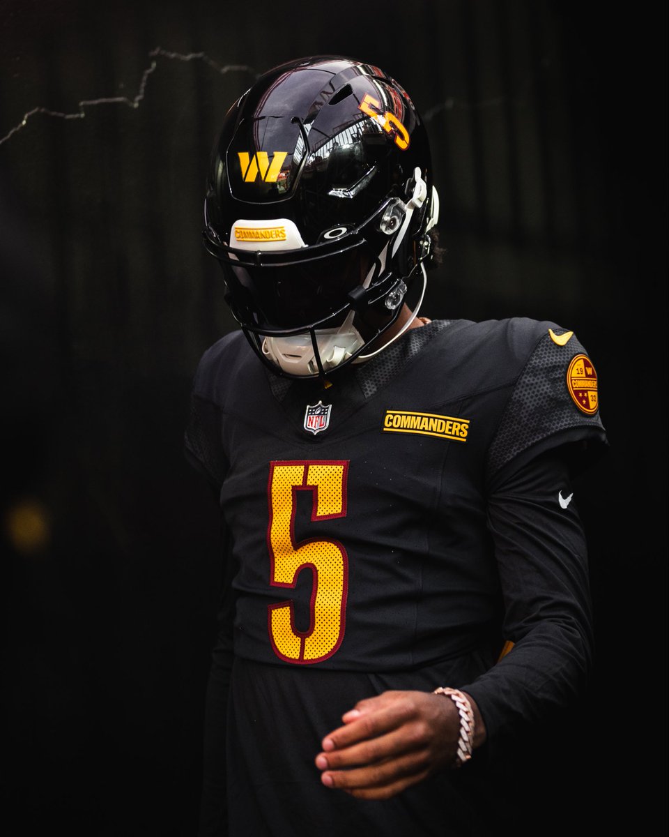 #Commanders will wear their black alternate uniform vs the Bears once again, on MNF. 

What do you think about this uniform? 🤔