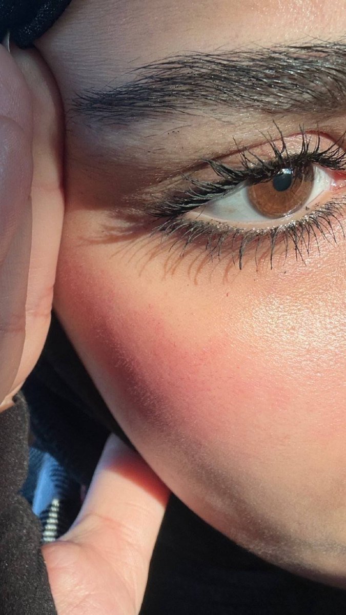 عَيناكِ غابتا نخيلٍ سَاعة السَحَر 
أو شُرفتانِ رَاح ينأىٰ عَنهُما القَمر
عَيناكِ حينَ تَبسمانِ تُورقُ الكُروم
وترقُصُ الأضواءُ كالأقمارِ فِي نَهر .