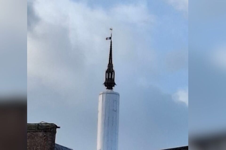 F_Desouche's tweet image. Rouen (76) : un drapeau français hissé sur la cathédrale, la préfecture porte plainte

 fdesouche.com/2025/10/10/rou…