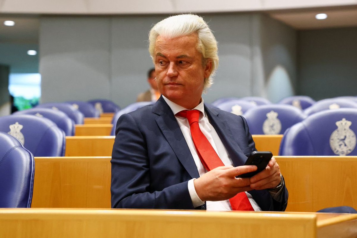 visegrad24's tweet image. BREAKING:
Geert Wilders suspends his campaign after having been informed by the country’s security agency that he was one of the targets of a planned drone attack by an Islamist terror cell.
The Dutch parliamentary election will take place on October 29th 🇳🇱