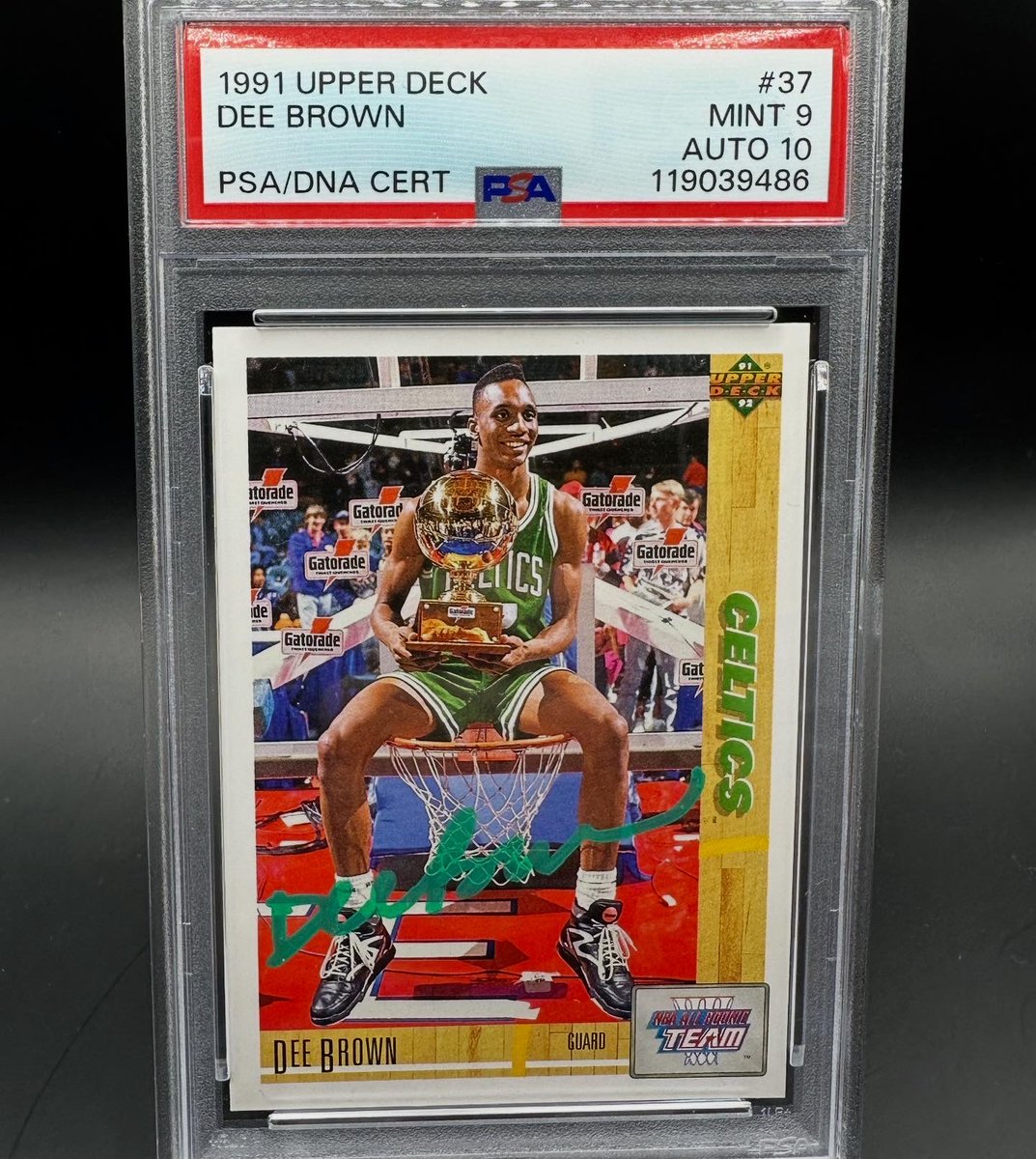 oldmanstylecard's tweet image. It’s finally back! My Dee Brown autos are here. The 1991 Skybox Dee is one of my top 10 junk wax cards and so cool to see the green auto! The 91 Upper Deck is sick too! I know @JunkWaxHeroes would be proud of me! So pumped! #cards #junkwax #dunkcontest