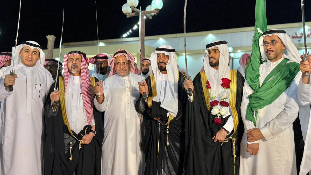 #ديوان_قبيلة_صبح 
في ليلة فرح عامرة بالابتهاج يغمرها السرور .. 
وبحضور الشيخ محمد بن بكر بن عواد الصبحي 
شيخ قبيلة اللبده من صبح 
احتفل الأستاذ الفاضل حامد بن حميد بن ناجي الصبحي
وإخوانه وأبناء عمومتهم 
بزفاف نجلهم الشاب عبدالرحمن بن حامد الصبحي 
بقاعة بدر للأفراح مساء هذا اليوم