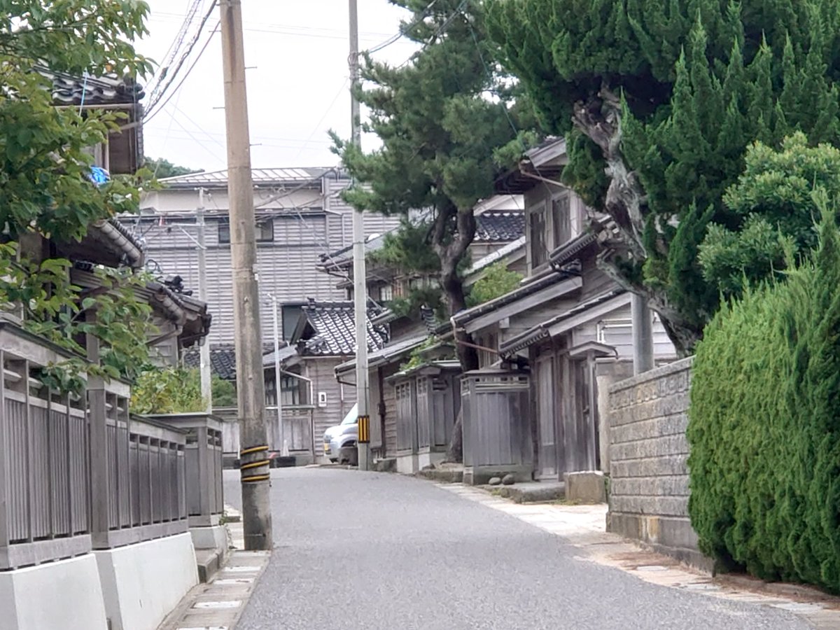 meesyan2's tweet photo. 昨日は温泉むすめと重伝建巡りを兼ねて輪島市へ。
🏚️輪島市黒島地区重要伝統的建造物群保存地区
行ってきました。
深く色付いた下見板張りと格子、黒釉薬瓦の町屋が広がる町並み。
北前船の船主や船頭水夫が多く居住した集落です。

平成19年、そして昨年と２度の大地震の爪痕も痛々しく残ってますね😢 https://t.co/xsXkgNjszy