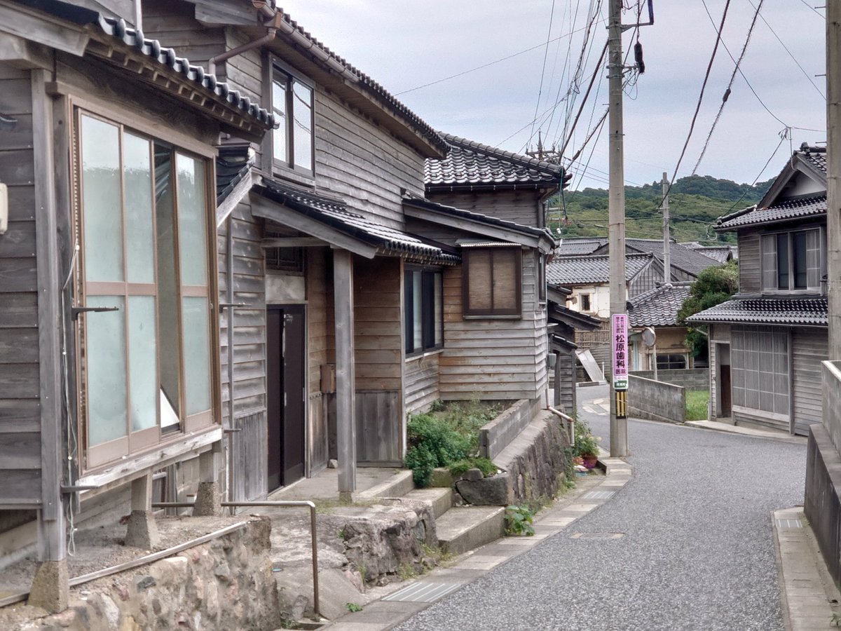 meesyan2's tweet photo. 昨日は温泉むすめと重伝建巡りを兼ねて輪島市へ。
🏚️輪島市黒島地区重要伝統的建造物群保存地区
行ってきました。
深く色付いた下見板張りと格子、黒釉薬瓦の町屋が広がる町並み。
北前船の船主や船頭水夫が多く居住した集落です。

平成19年、そして昨年と２度の大地震の爪痕も痛々しく残ってますね😢 https://t.co/xsXkgNjszy