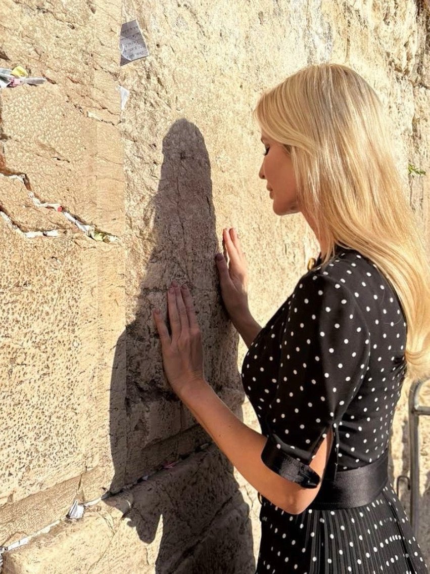 MarioNawfal's tweet image. 🇺🇸🇮🇱 TRUMP ENVOYS PRAY AT THE WESTERN WALL IN JERUSALEM

U.S. Special Envoy Steve Witkoff, along with Jared Kushner and Ivanka Trump, prayed today at the Wailing Wall in Jerusalem. 

A powerful symbol of faith and diplomacy as peace efforts in the region move forward.

Source:…